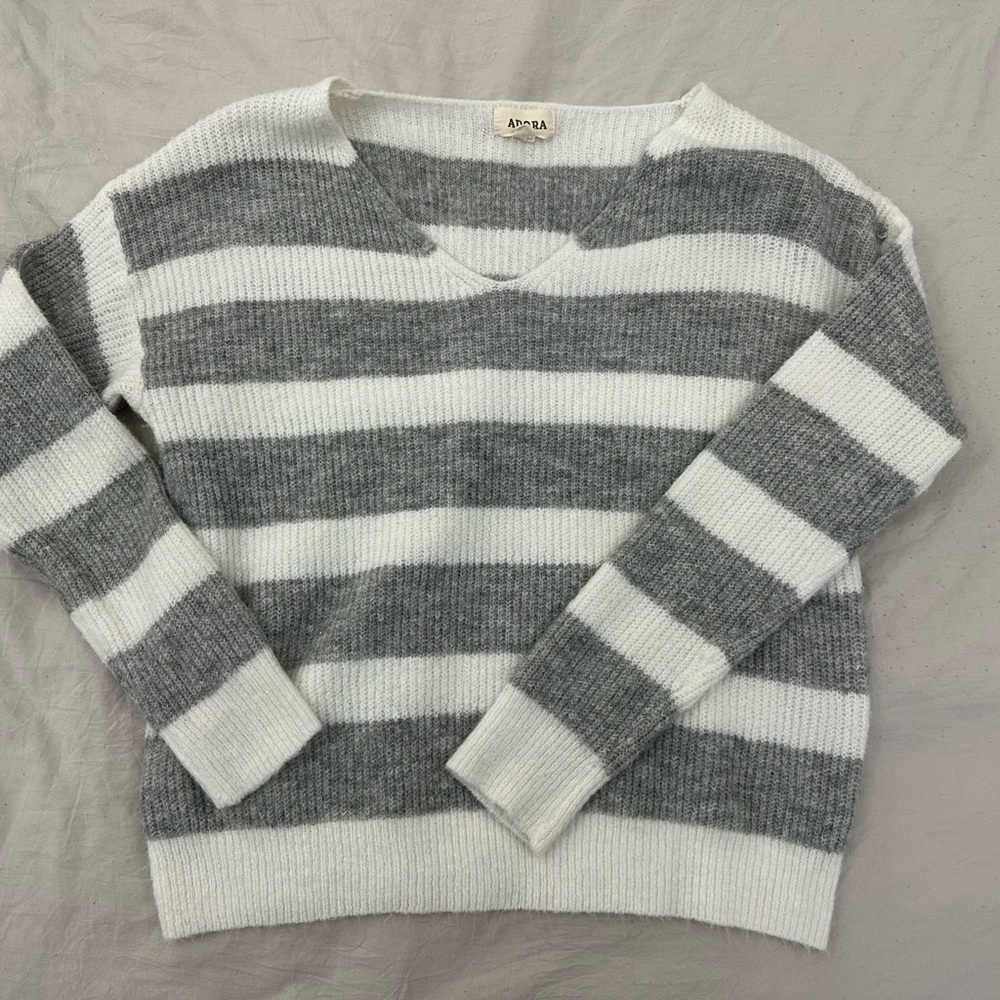 ADORA V-Neck Sweater in Gray and White Stripes